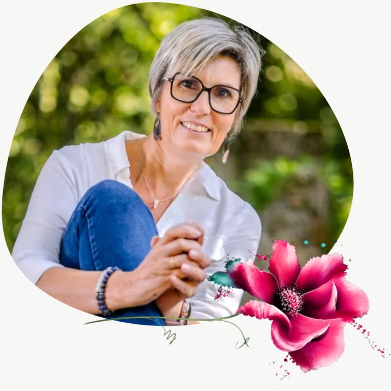Virginie, vidéaste en Vendée avec une fleur rose