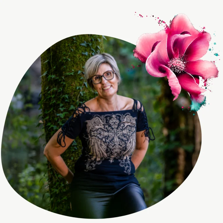 Virginie, vidéaste en Vendée, dans la nature avec une fleur rose
